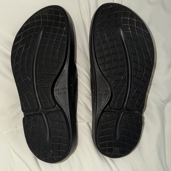 OOFOS Black Comfort Sandals - Picture 3 of 5